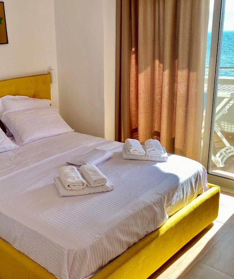 Modern In Lungomare, * Vlore